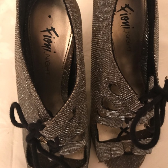 ๐3 for $30.๐ Fioni Night Evening shoes. Gold is glittery (OLCC) - Picture 3 of 3